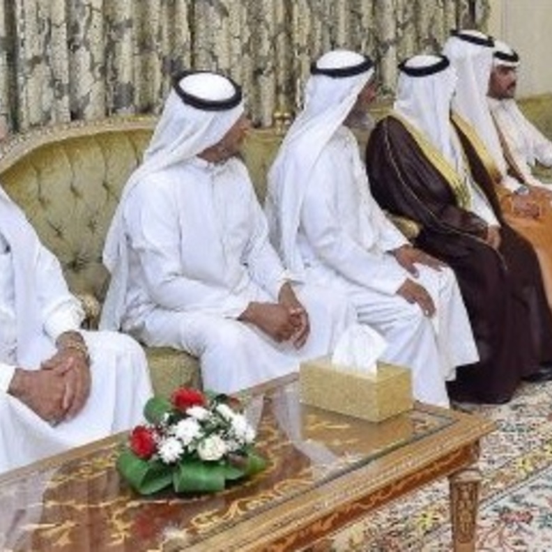 أمير نجران جلوي بن عبدالعزيز بن مساعد أستقبل أسرة الفقيد وأشاد بموقفهم.