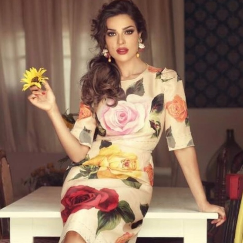 نادين نجيم ارتدت فستان شبابي ومطبع بزخرفات الورود الملونة من دار دولتشي اند غابانا ‏Dolce & ‎Gabbana