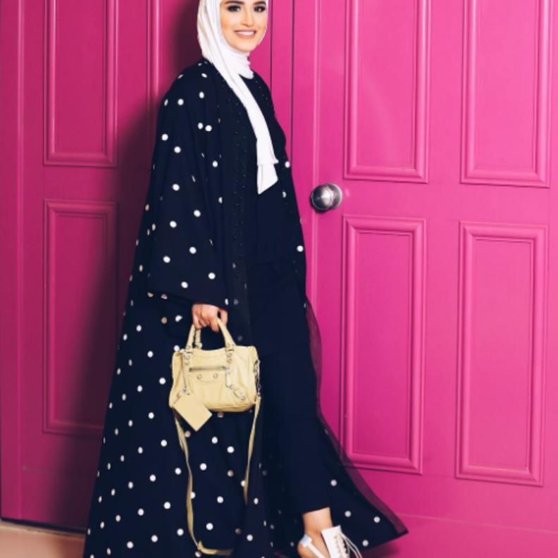 اكسسوارات نسائية مع شنط صقيرة مناسبة للعبايات