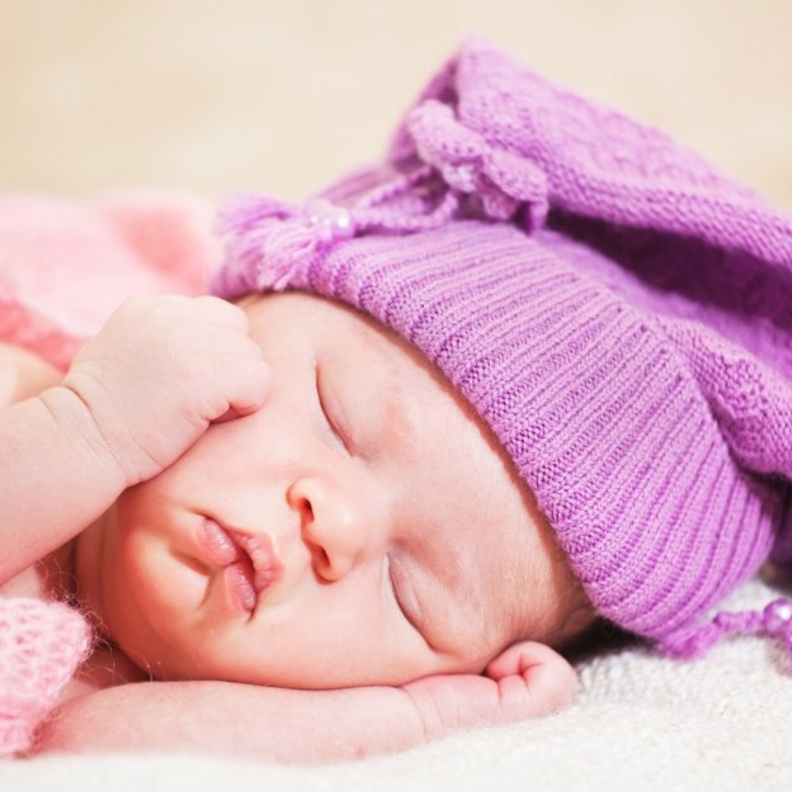 نوم الرضيع على الوسادة قد يسبب الموت المفاجئ