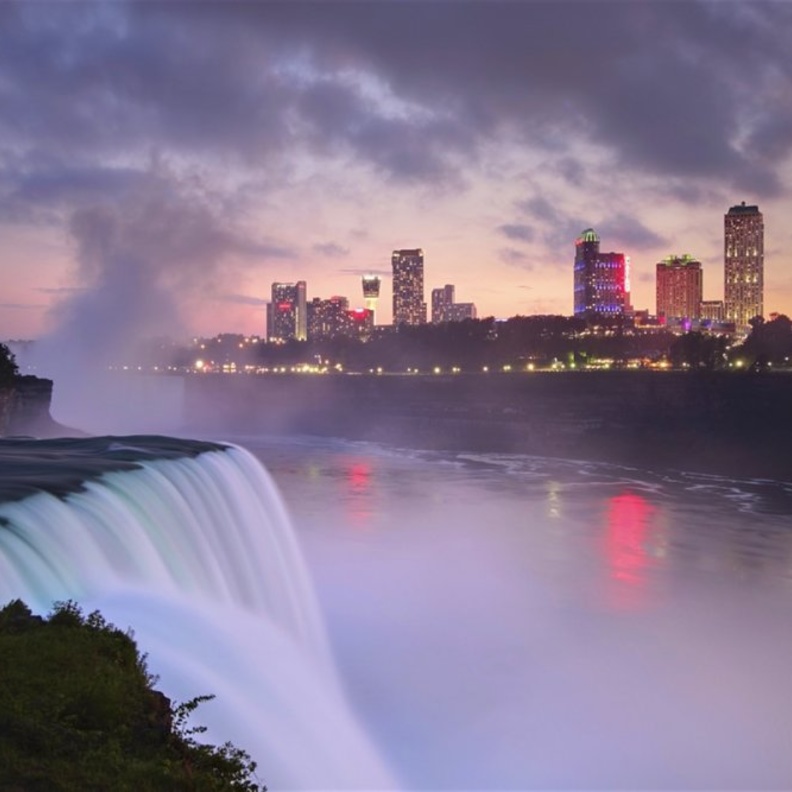 شلالات نياجرا بداية من الحدائق والبحيرات التي تحيط بشلالات نياجرا