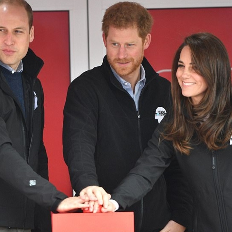 الامير هاري يتوسط كيت والامير وليام