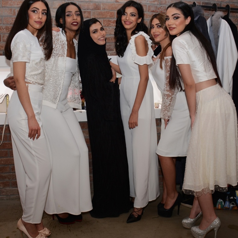 المصممة هبة مجددي و عارضات مجموعتها الجديدة