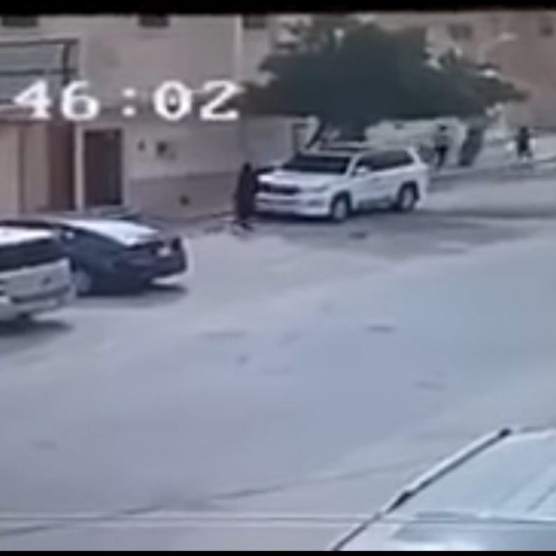 لصوص مسلحون يعتدون على سعودي ويسرقونه أمام المارة