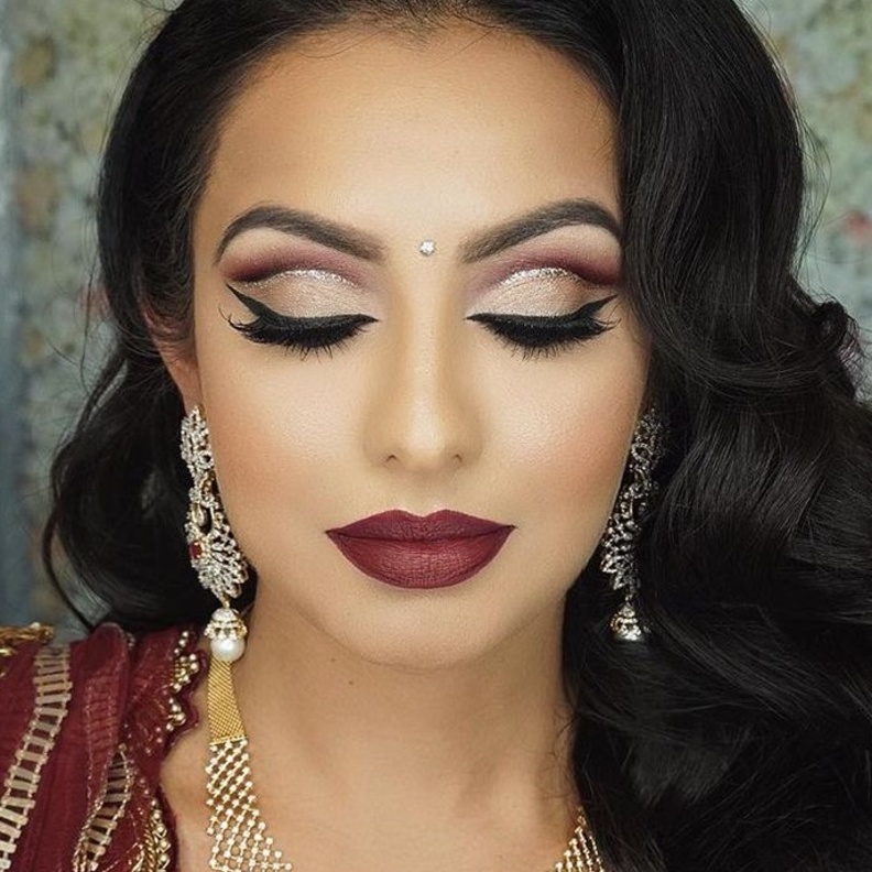 اللون الأزرق بظلال العيون في المكياج الهندي