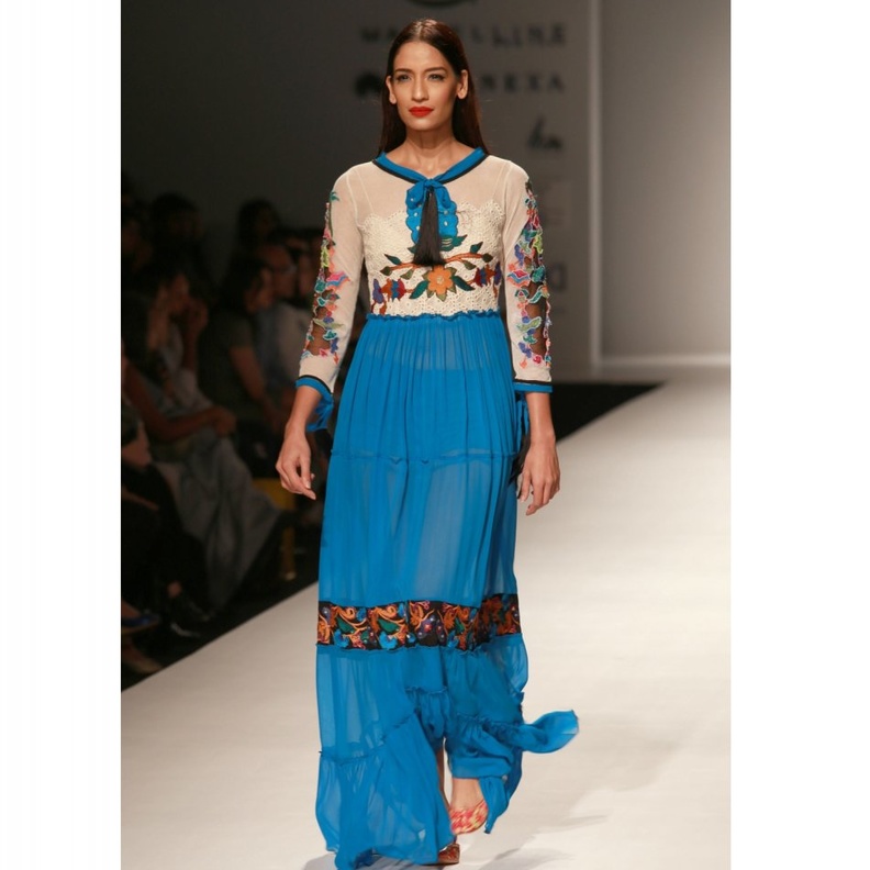 ازياء هندية مع الفساتين الواسعة وتفاصيل الكشكش