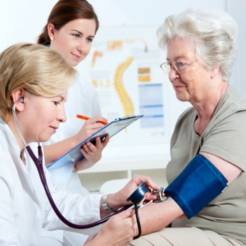 يصل معدل ضغط الدم الطبيعي لدى كبار السن 150-90 ملم زئبق