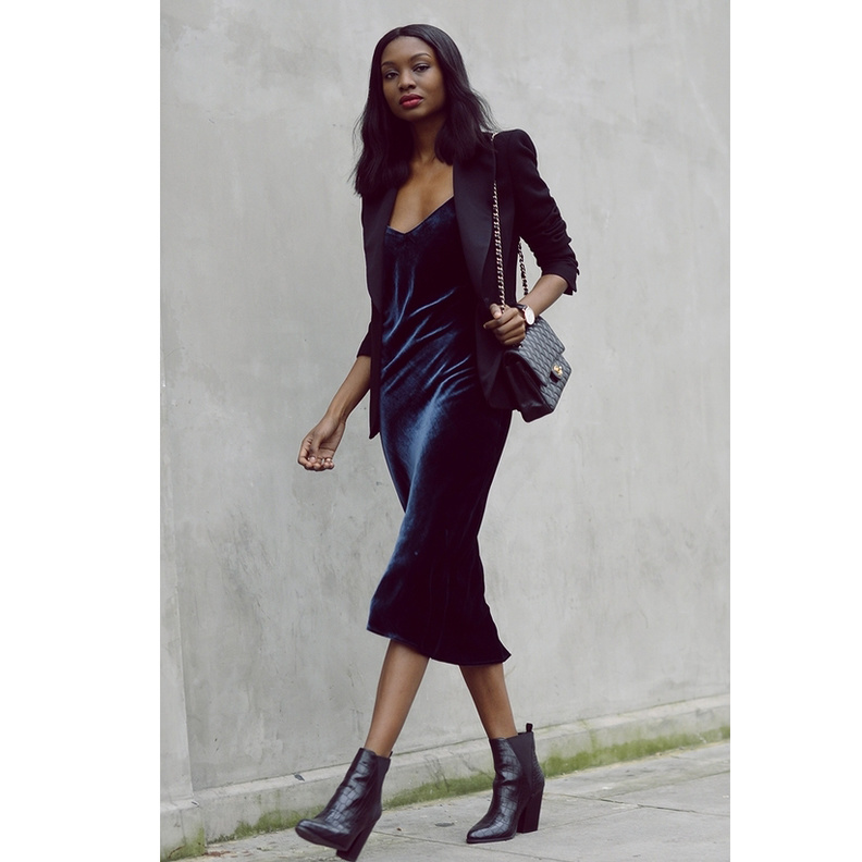 اختاري اطلالات المخمل بألوان غنية وجذابة هذا الموسم