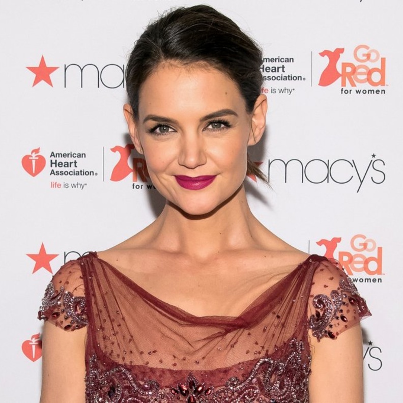 كيتي هولمز (Katie Holmes) تخطط لنشر حقائق صادمة عن حياتها