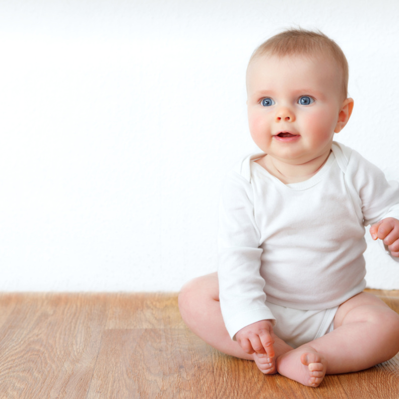 ما هي أضرار إجبار الطفل على الجلوس المبكر؟