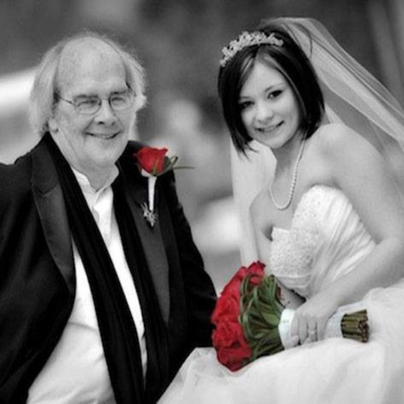 ما هي الأسباب التي تجعل بعض الفتيات تتزوج من رجل يكبرها كثيرا في العمر 