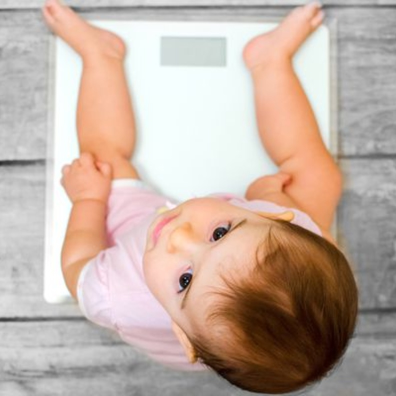 يجب أن تتأكد الأم من أن طفلها يتناول وجبات غذائية صحية