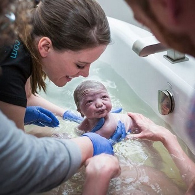 ما هي فوائد ومخاطر الولادة في الماء ؟