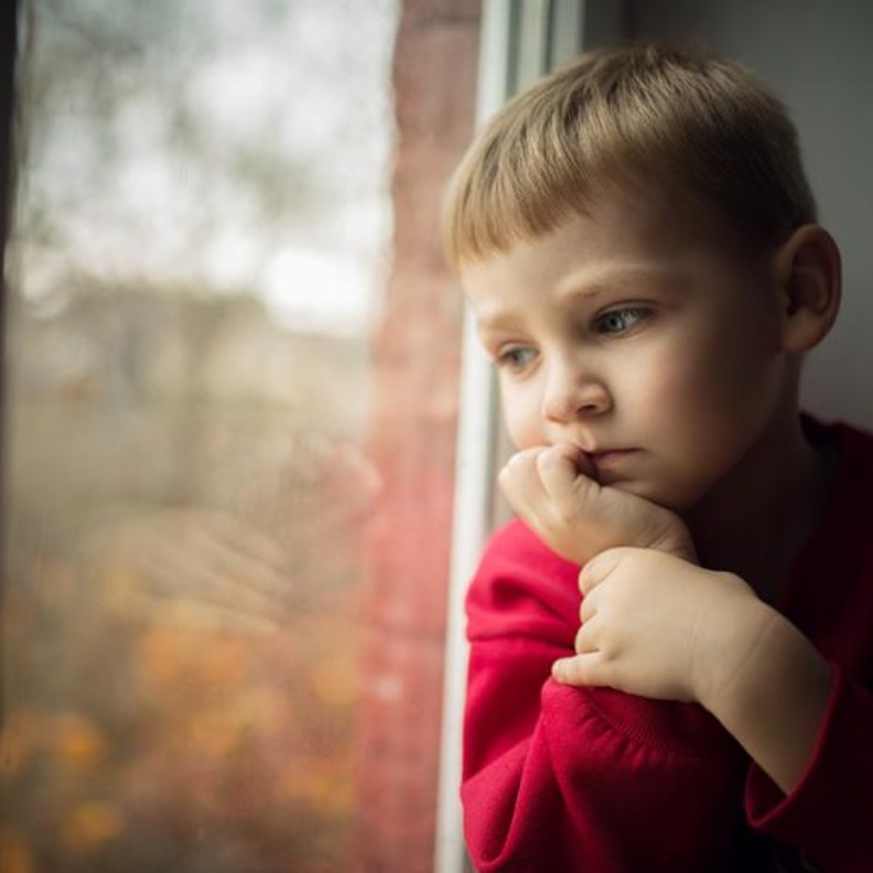 يمكن أن تؤثر المشكلة على قدرات الطفل التحصيلية و التعليمية