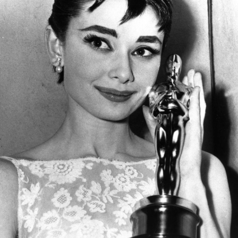 أودري هيبورن باطلالة كلاسيكية في أوساكار عام 1954