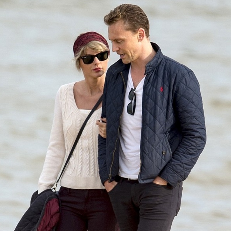 توم هيدلستون يلوم تايلور سويفت على فقدانه دور جيمس بوند