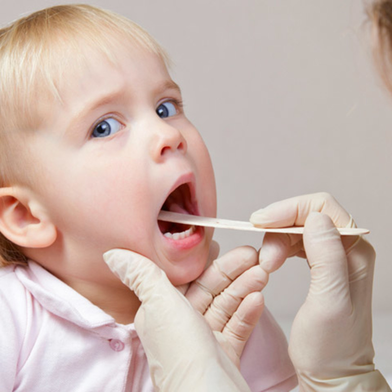 اسباب و اعراض التهاب الحلق لدى الاطفال و كيفية علاجها