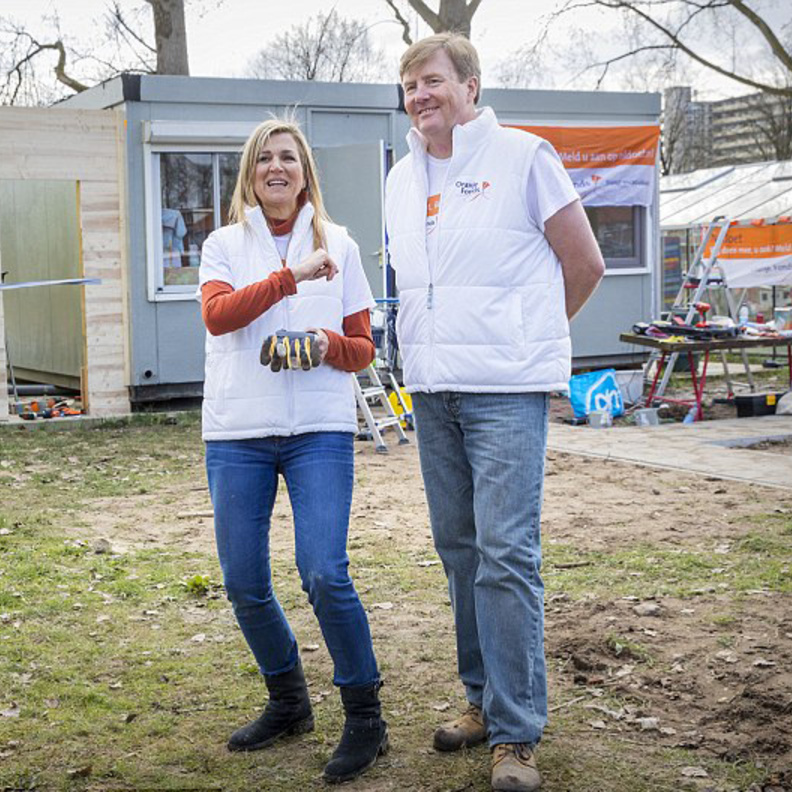 ملك و ملكة هولندا شاركا العمال العمل في الحديقة