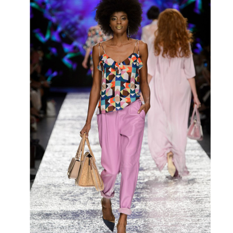 بناطيل واسعة لا تتعدى حدود الركبة باللون الوردي الفاتح من دار Aigner  