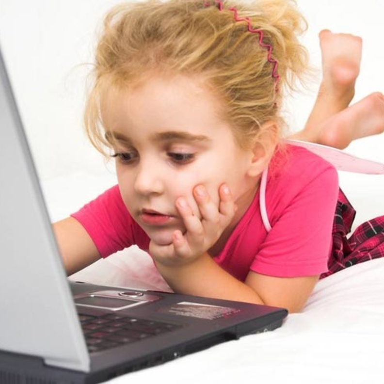 فوائد واضرار الالعاب الالكترونيه على اطفالك 