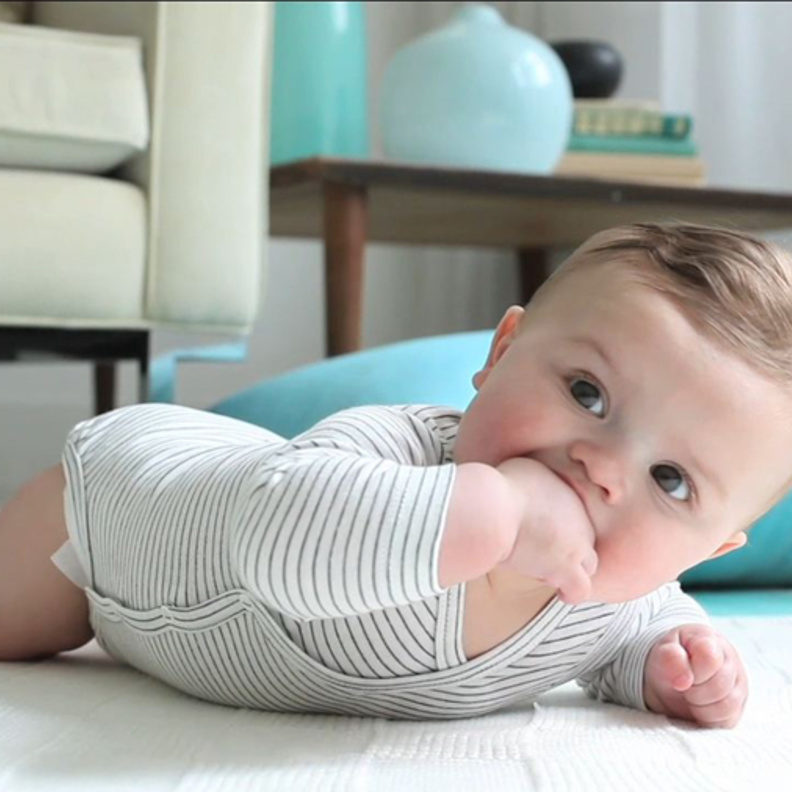 فوائد واضرار نوم الطفل على بطنه