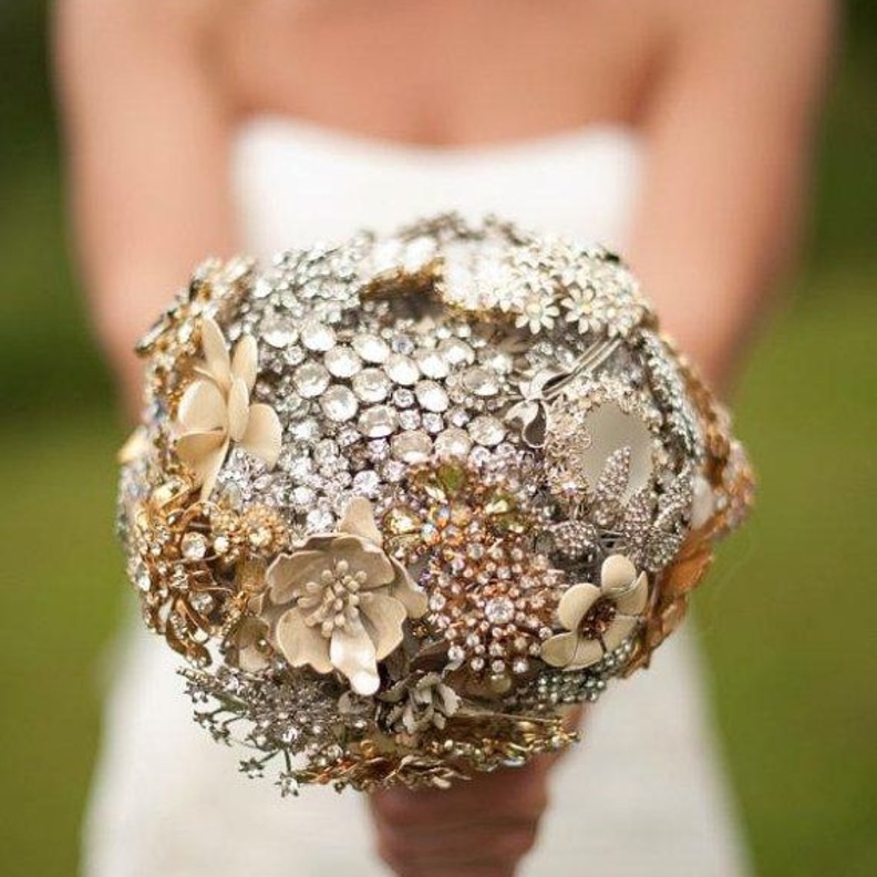 الاختلاف والتنوع في البوكية المزين بالكرستال لأنها يدوية الصنع