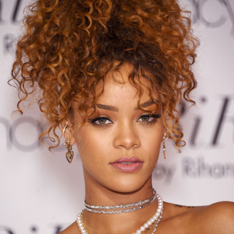 يمكنك التمتع بهذه الإطلالة حتى بالشعر القصير