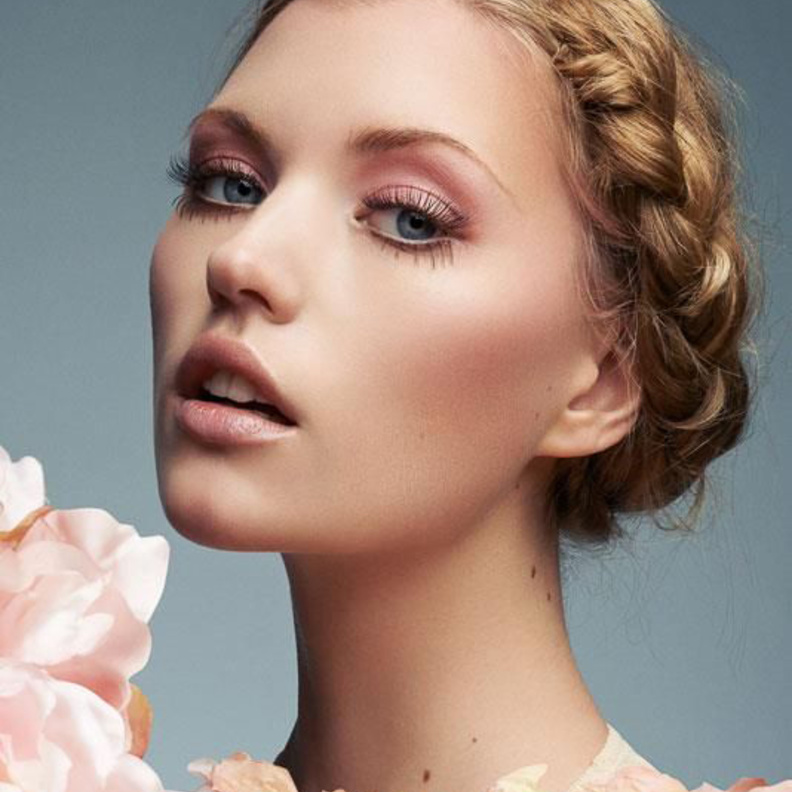 مكياج وردي فاتح وناعم