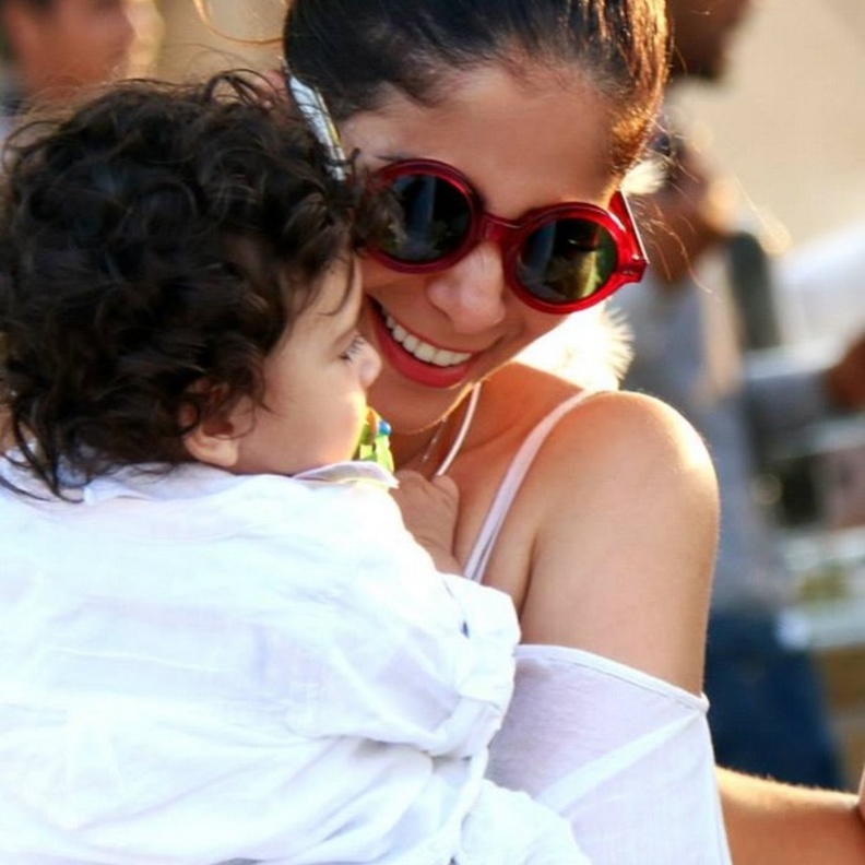 منى زكي وطفله سليم