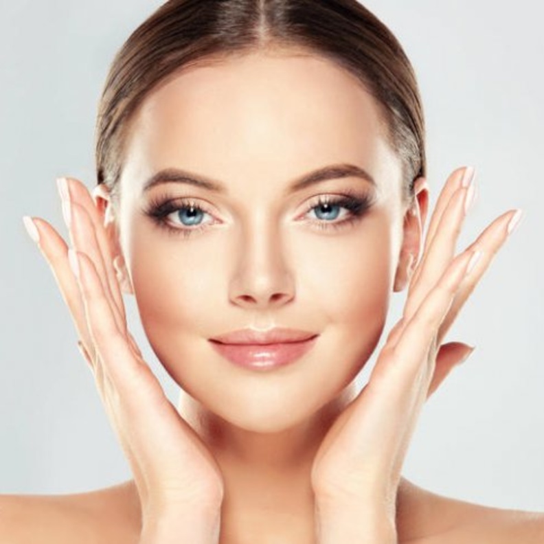 لإعطاء وجهك نظارة وحيوية اتجهي نحو الألوان الوردية للبلشر