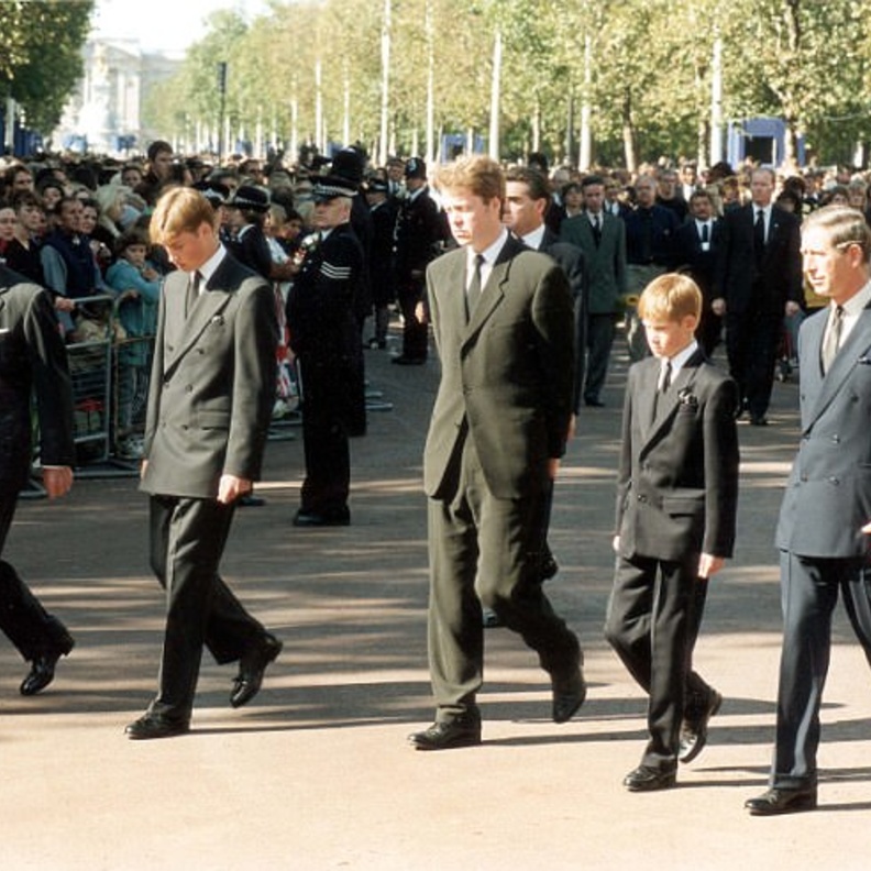 مقربون من ديانا يتحدثون عن يوم دفنها