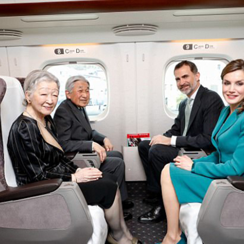 ملك وملكة إسبانيا مع إمبراطور وإمبراطورة اليابان في القطار السريع