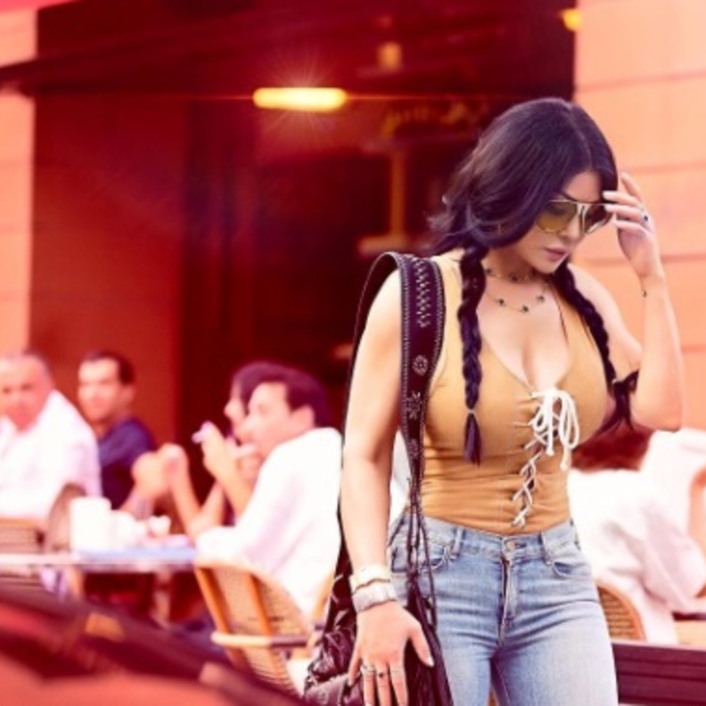 هيفاء وهبي تتجه نحو اختيار تسريحات شعر الضفائر بأسلوب شبابي.