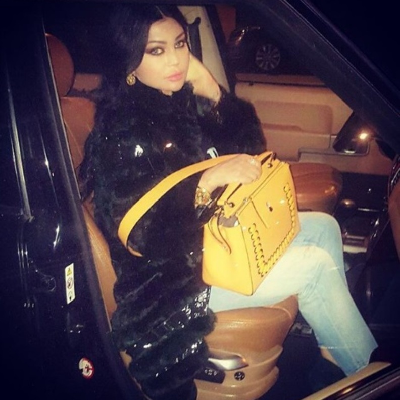 هيفاء وهبي مع بنطلون جينز شبابي واكسسوارات مشرقة