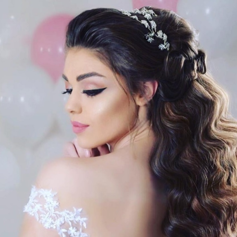 تسريحة شعر أنيقة مع الاكسسوار