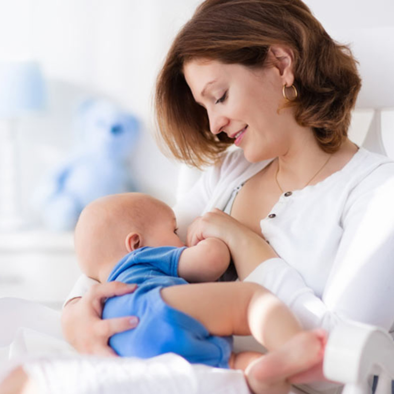 هل يؤثر أكل الأم على الطفل الرضيع