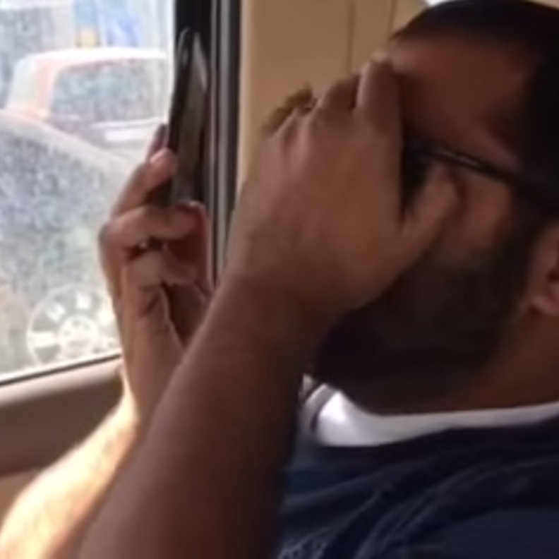 الشاب السعودي أثناء تلقيه الاتصال الذي غير حياته.