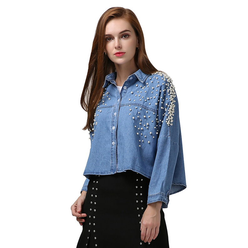 اللؤلؤ يتألق في الملابس والاحذية لموضة ما قبل الخريف