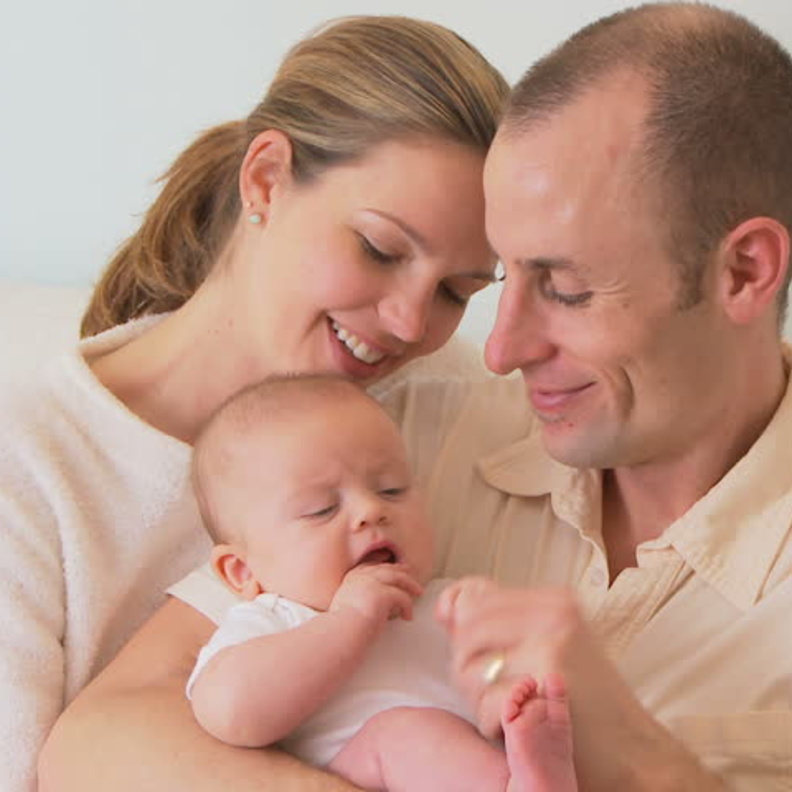 متى يتعرف الطفل على امه وابوه بعد الولادة