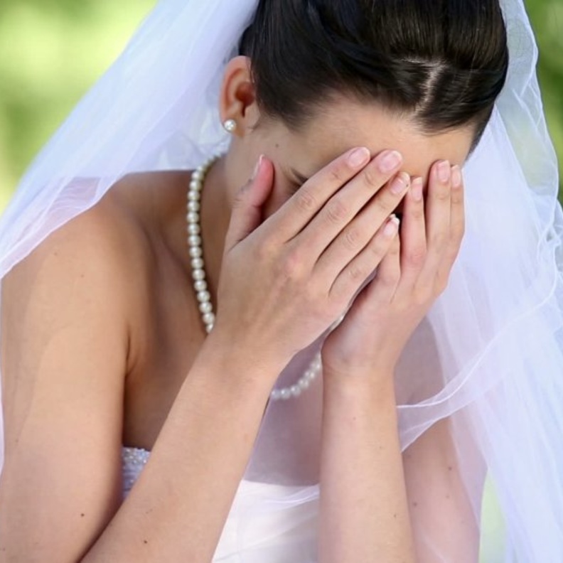 عريس يتفاجأ بقباحة عروسته ليلة الزفاف