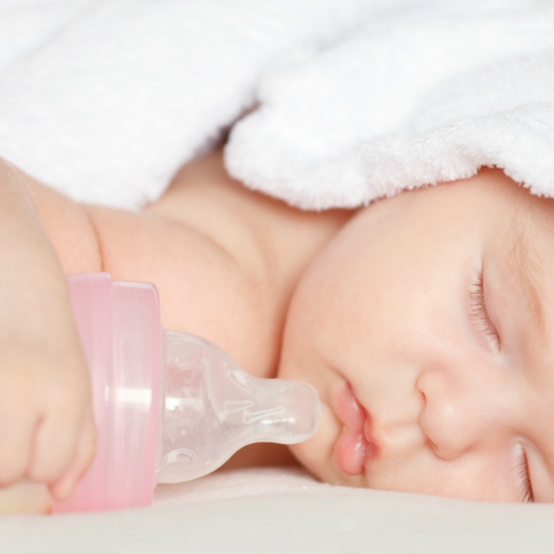 هل يجب إيقاظ الرضيع لإطعامه