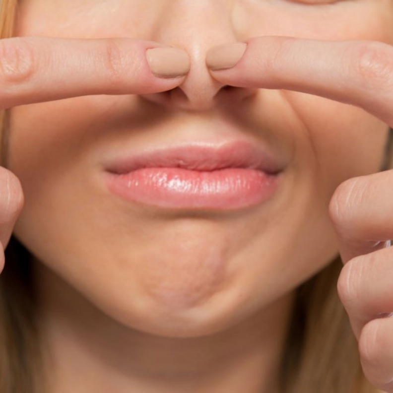 السعوديات يستخدمن معجون الاسنان لازالة الرؤس السوداء