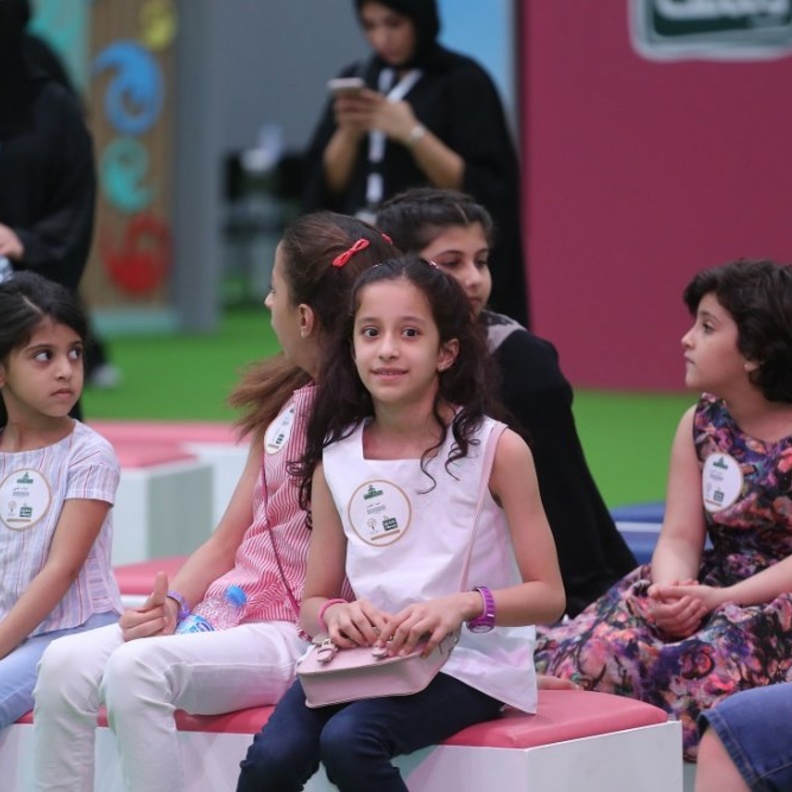 الأطفال يستمتعون في حكايا مسك