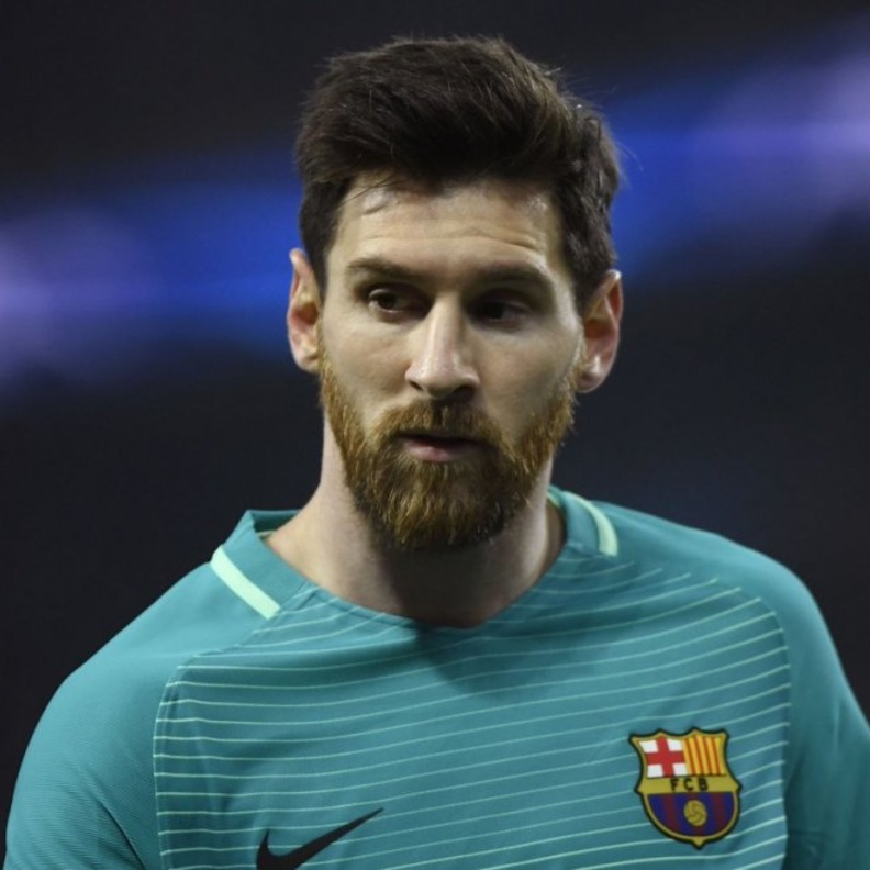 ميسي يسجل ثنائية ويحافظ على آمال برشلونة في الدوري الإسباني