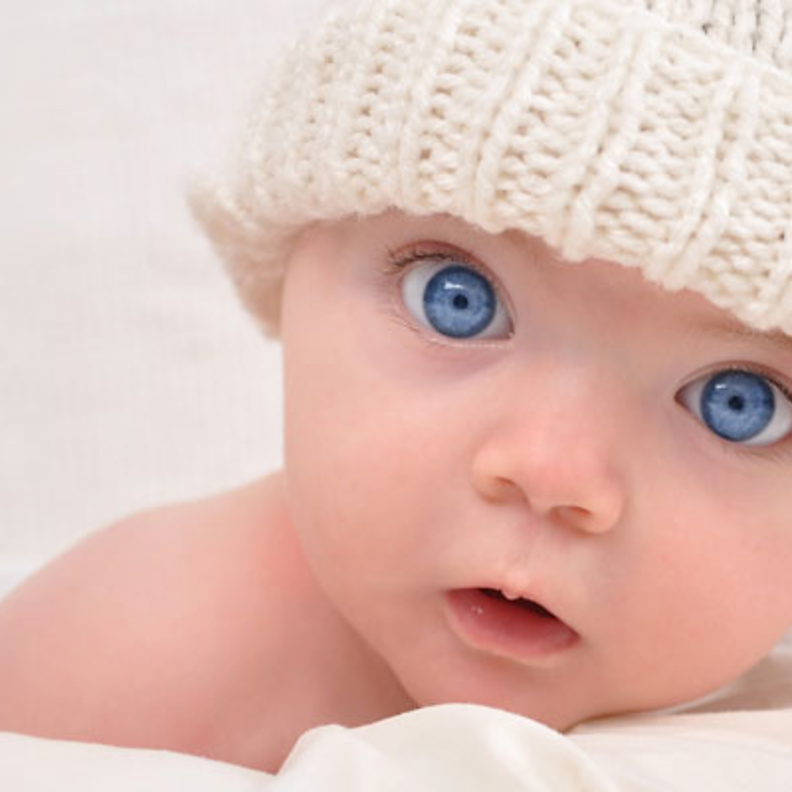 متى يسمع الطفل حديث الولادة 