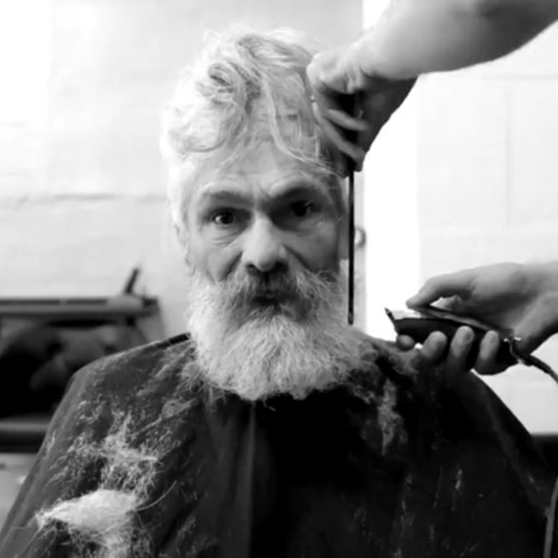 الفيديو يشرح كيف تمكّن صالون للحلاقة من تغيير حياة خوسيه أنطونيو.