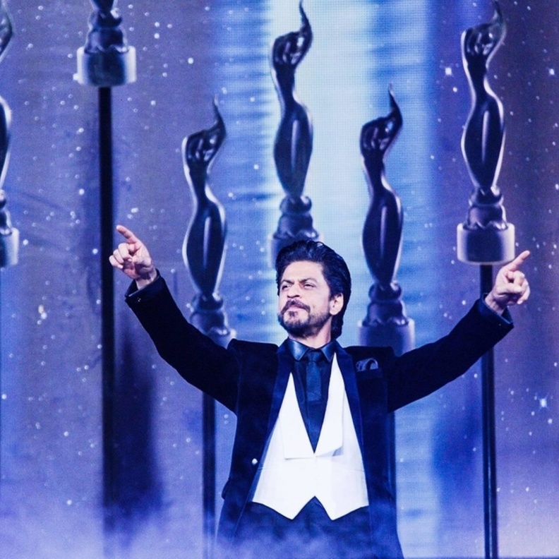 شاروخان يعتذر من الصحفيين عبر تويتر