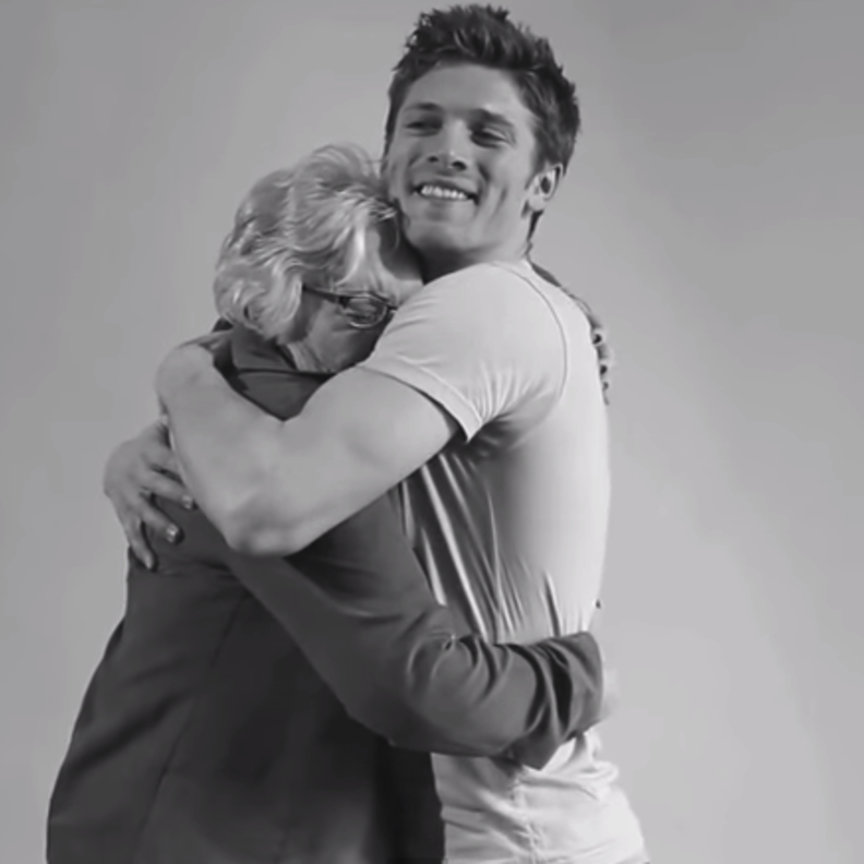 الاحتضان يقلل التوتر و يساعد على النوم