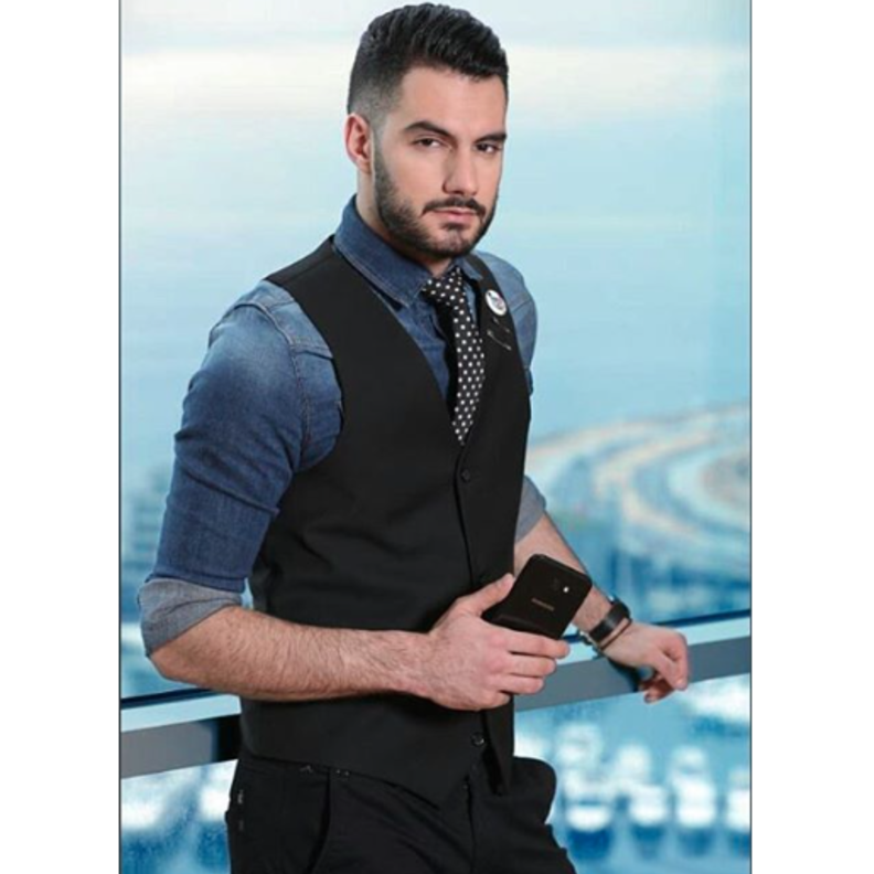 يعقوب شاهين بإطلالة كاجوال أنيقة وبسيطة