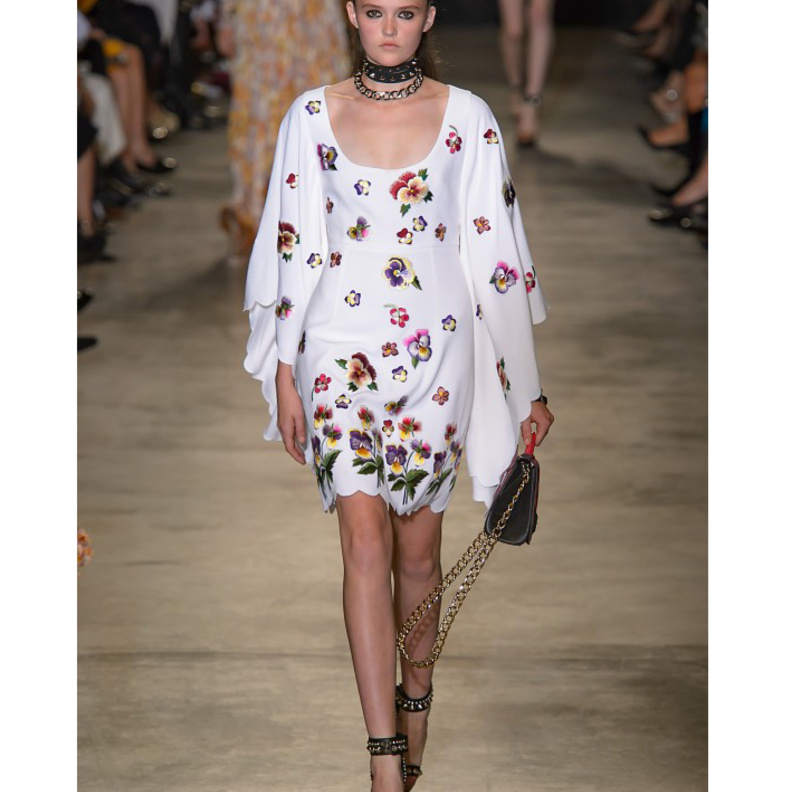 فستان يميّزك برقيّ من Agnes B